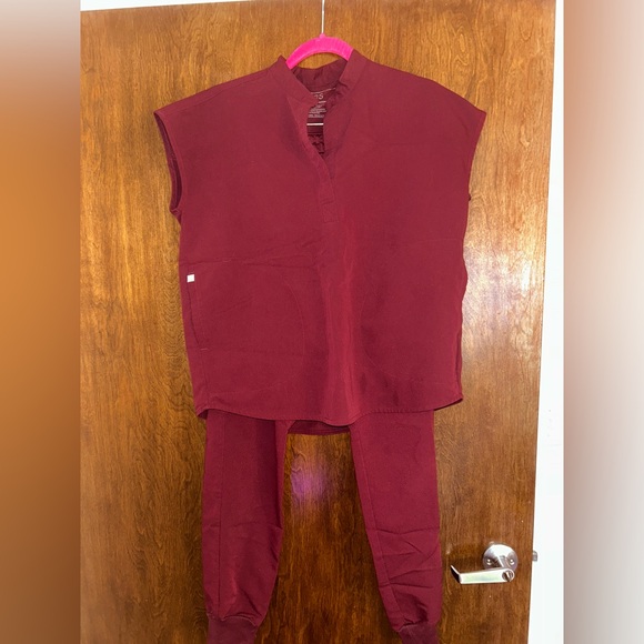 FIGS Scrub Set in Burgundy - Picture 3 of 4